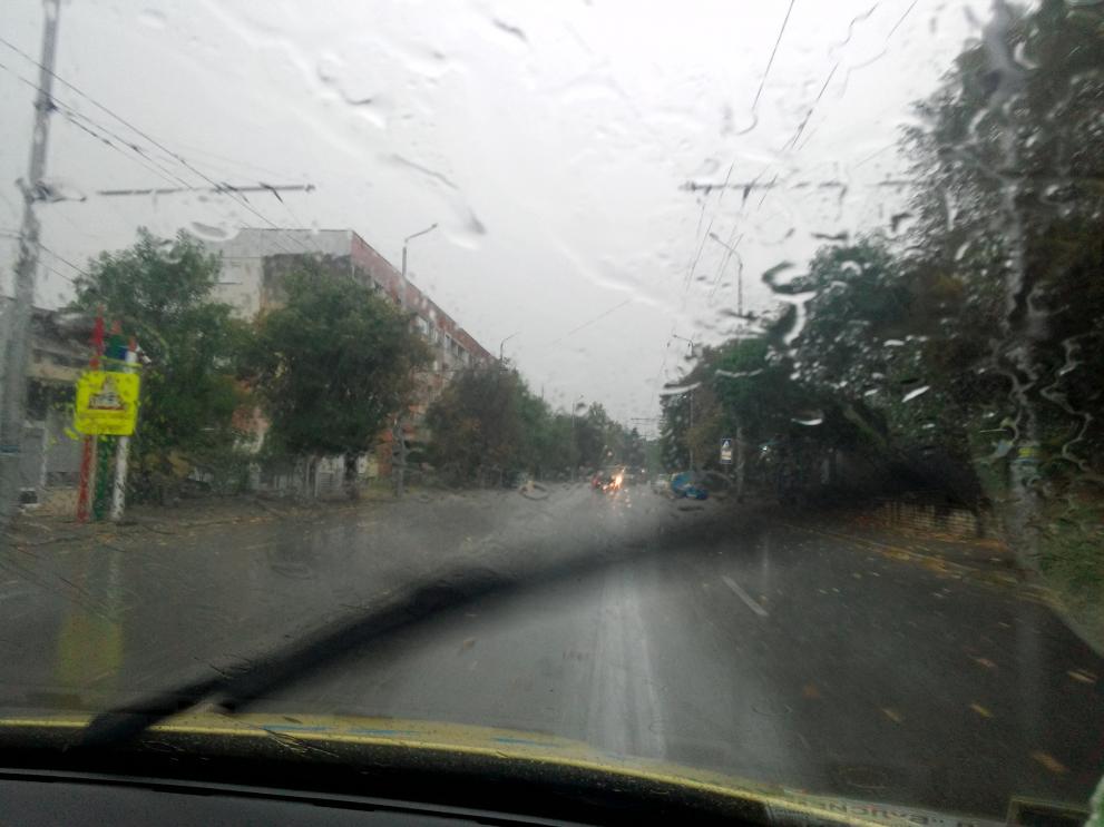 Силен вятър и дъжд се излива в момента над Враца.