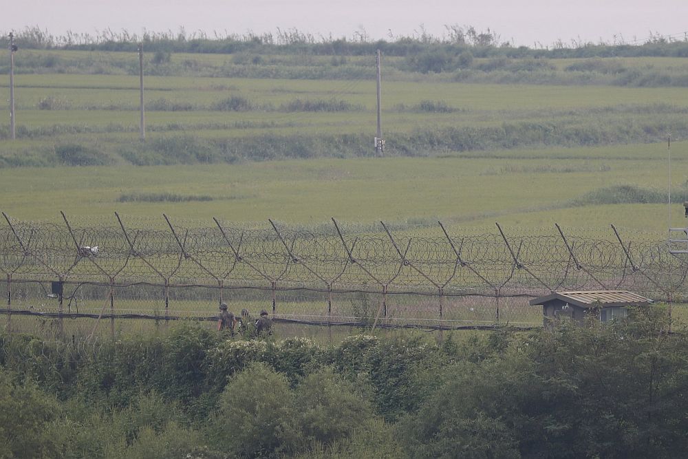 Известно е, че армията на Северна Корея е една от най-големите в света. Разполага със 700 000 войници и почти 4,5 милиона резервисти. А това означава, че почти една пета от населението на страната служи в армията. Всички мъже в комунистическата страна са задължени да преминат военно обучение. Съдейки по числеността, севернокорейската армия е два пъти по-голяма от южнокорейската