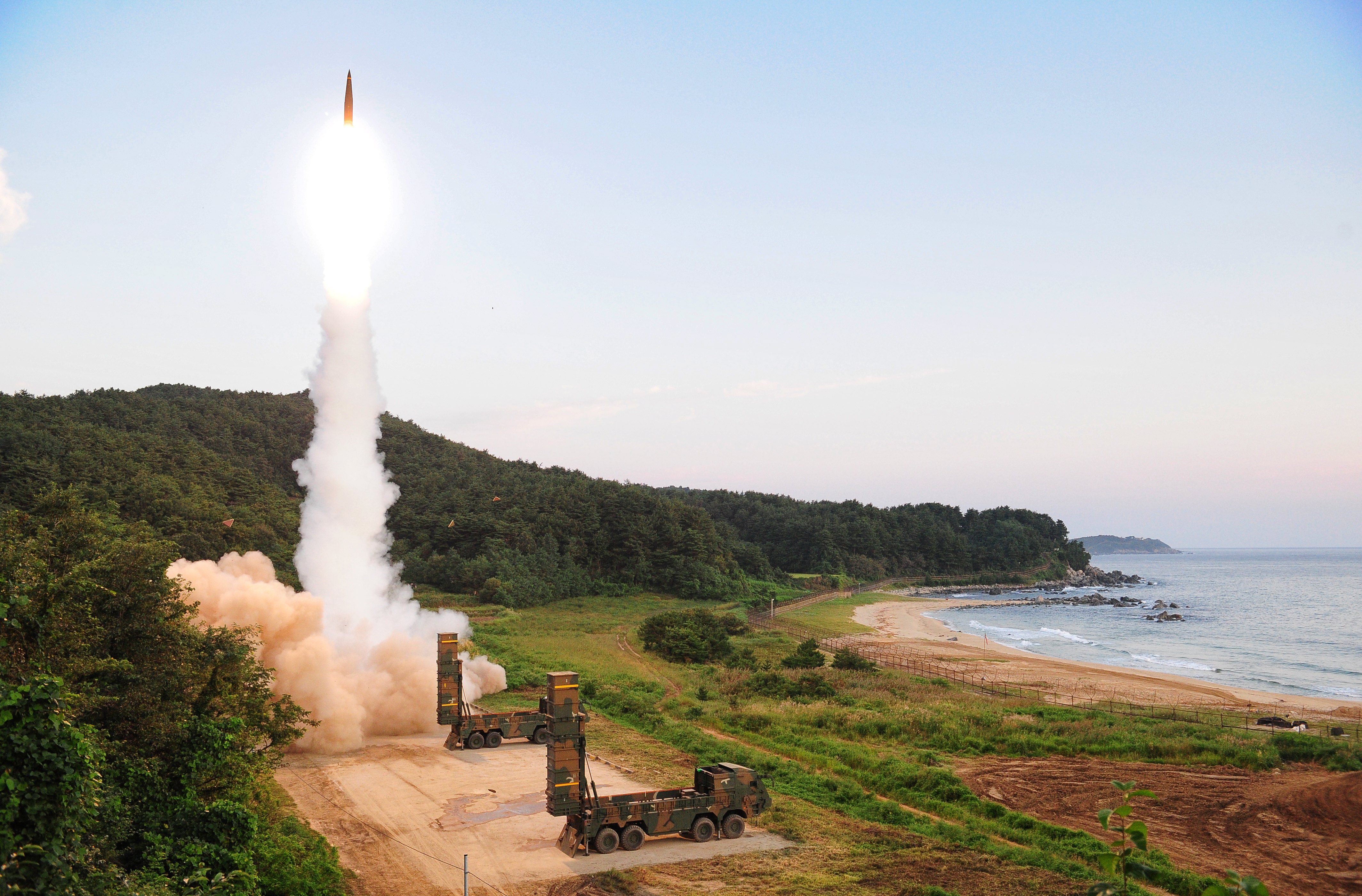 Южнокорейската армия симулира атака срещу изстрелване на севернокорейско ядрено оръжие. При демонстративните стрелби са поразени „избраните цели в Японско море” на разстояние, еквивалентно на това до севернокорейския полигон. Използвани са южнокорейски балистични ракети и изтребители Ф-15K.
