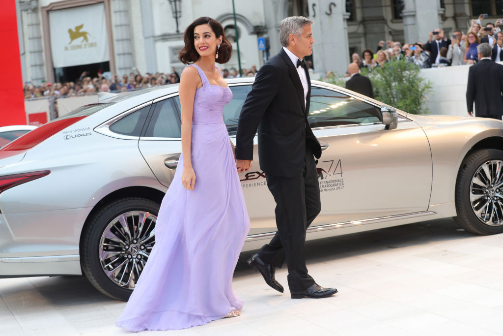 Амал Клуни направи своята първа публична изява след раждането на близнаците си. Красивата съпруга на Джордж Клуни смая всички на филмовия фестивал във Венеция с нежна рокля на Versace.