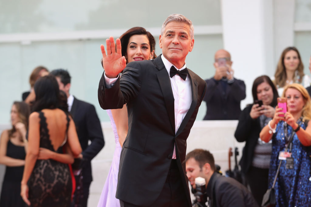 Амал Клуни направи своята първа публична изява след раждането на близнаците си. Красивата съпруга на Джордж Клуни смая всички на филмовия фестивал във Венеция с нежна рокля на Versace.