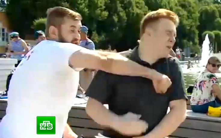 Фен вкара тупалка на репортер в ефир