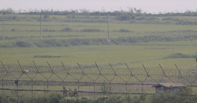 Забелязано е че Северна Корея транспортира както изглежда междуконтинентална балистична
