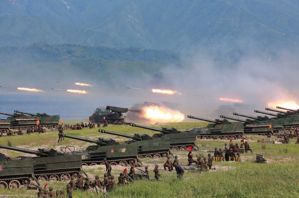 Известно е, че армията на Северна Корея е една от най-големите в света. Разполага със 700 000 войници и почти 4,5 милиона резервисти. А това означава, че почти една пета от населението на страната служи в армията. Всички мъже в комунистическата страна са задължени да преминат военно обучение. Съдейки по числеността, севернокорейската армия е два пъти по-голяма от южнокорейската