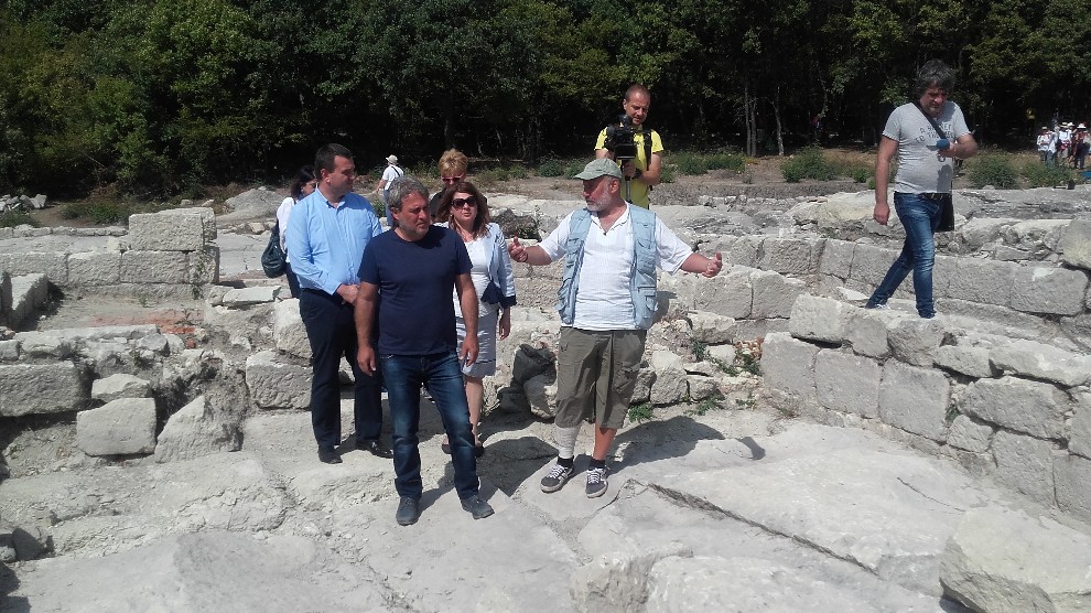 министърът на културата боил Банов и ръководителят на разкопките на Перперекино проф. Николай Овчаров закриха археологическо лято 2017.