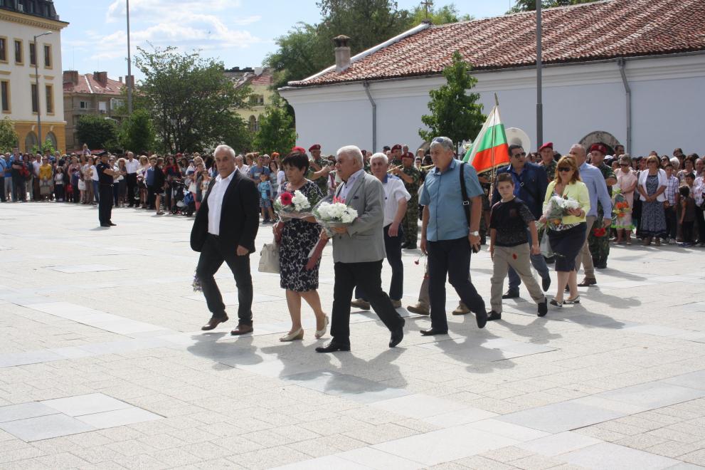 участва в тържествата