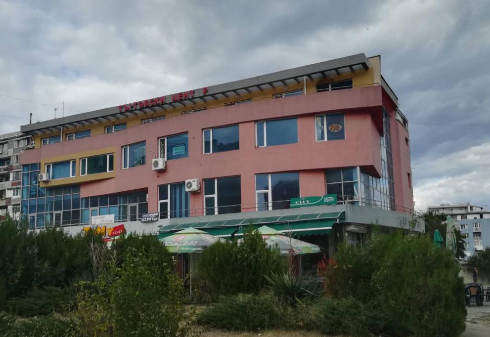 Пламъците лумнали на четвъртия етаж в сградата, охранителите първи се втурнали да гасят.