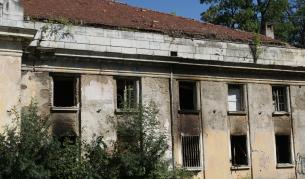 Пожар горя в тънещата в разруха сграда на минералните бани в Овча Купел