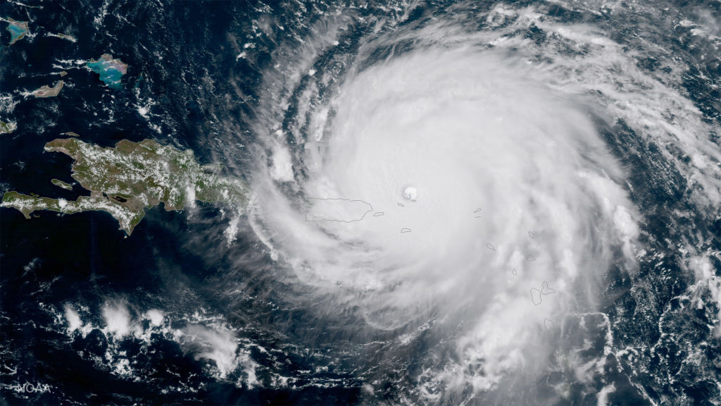 Ураганът „Ирма“ предизвика масови разрушения на Карибите, като редица сгради са били пометени, а най-малко 9 души са загинали.