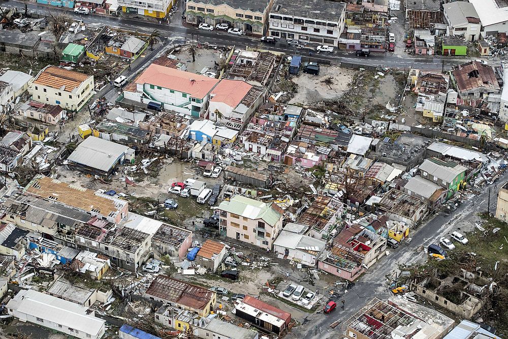 Ураганът „Ирма“ предизвика масови разрушения на Карибите, като редица сгради са били пометени, а най-малко 9 души са загинали.