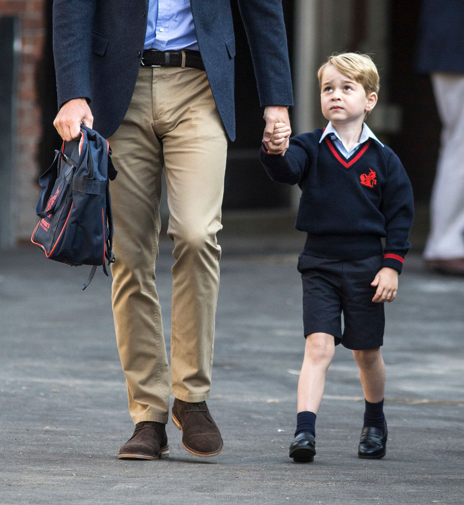 Днес е първият ден в училище на принц Джордж. Той ще учи в едно от най-елитните британски училища, където извънкласните занимания са многобройни, а дисциплината затегната. До класната му стая го заведе баща му принц Уилям, а чаровният Джордж изглеждаше сериозен и съсредоточен.