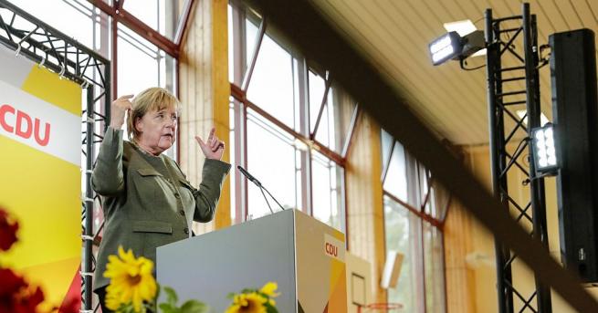 Германският канцлер Ангела Меркел бе посрещната със залп от домати
