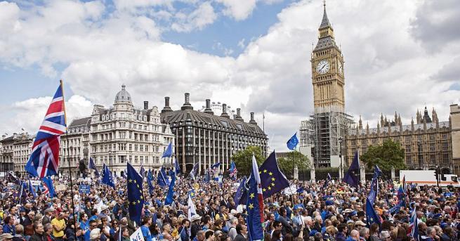 Десетки хиляди хора излязоха по улиците на Лондон за да