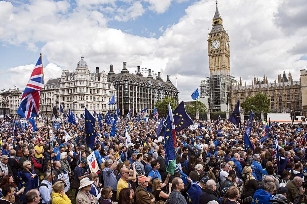 Десетки хиляди хора излязоха по улиците на Лондон, за да протестират срещу плановете на Великобритания да напусне Европейския съюз