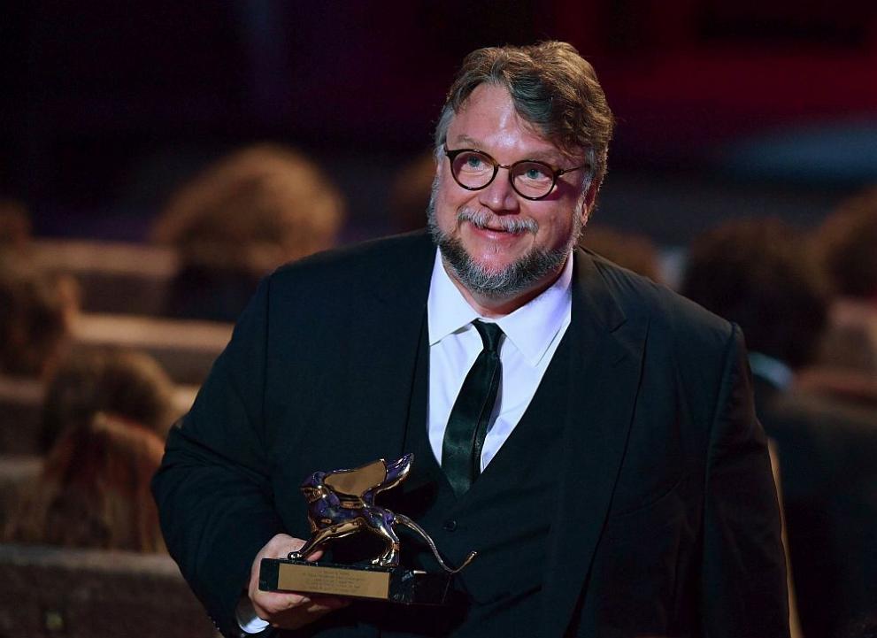 Мексиканският режисьор Гийермо дел Торо с голямата награда Златен лъв за най-добър филм на кинофестивала във Венеция