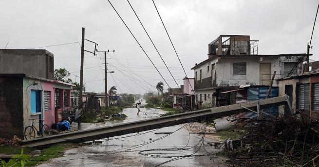 Ураганът Ирма отнесе покриви на къщи и предизвика наводнения по