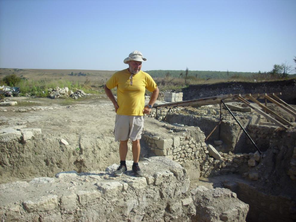 Проф.Георги Атанасов - на терен по време на археологическите разкопки на крепостта Залдапа край Крушари