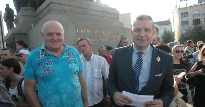 Десетки се събраха тази вечер на протест пред парламента с