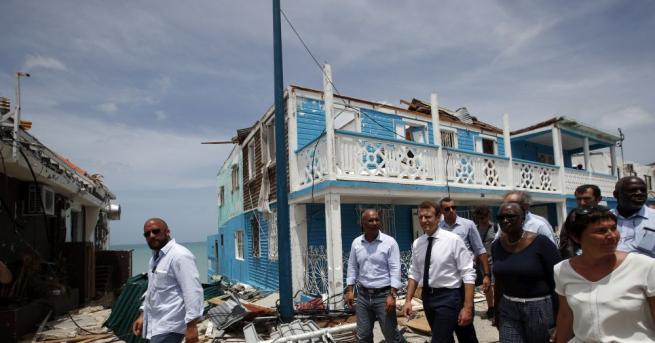 Френският президент Еманюел Макрон посети френската част на опустошения от