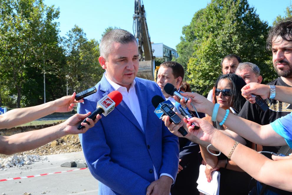 Иван Портних инспектира строителните дейности на ул. „Мара Тасева“ в квартал „Аспарухово”