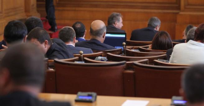 Депутатите заседаваха едва 17 минути днес преди парламентарния контрол Причината