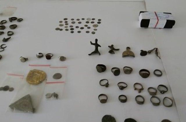 В домовете и автомобилите на задържаните полицаите открили 748 древни монети, пръстени, обеци, печати, статуетки, фигури и антични предмети от V пр.н.е. до Средновековието и Османския период.