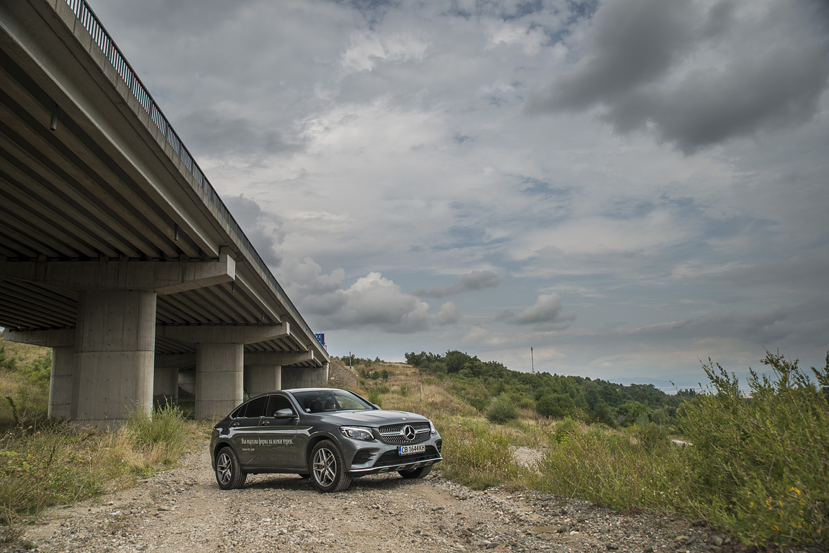 Приликите с големия GLE Coupe са тук, но за щастие разликите са повече. По-големият модел определено предизвиква двуполюсни мнения, докато при GLC Coupe размерите и дизайнът си пасват отлично, което неутрализира биполярността на мненията, предизвикващ GLE Coupe.