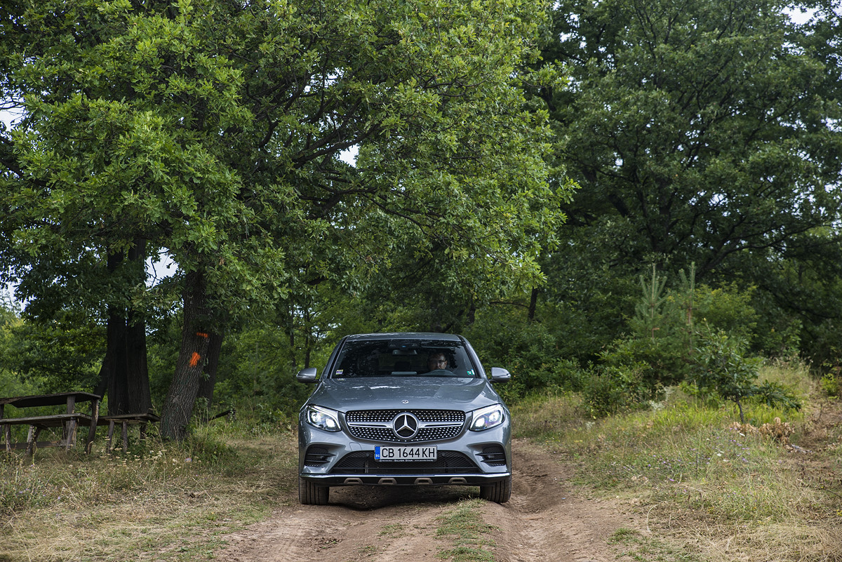 Приликите с големия GLE Coupe са тук, но за щастие разликите са повече. По-големият модел определено предизвиква двуполюсни мнения, докато при GLC Coupe размерите и дизайнът си пасват отлично, което неутрализира биполярността на мненията, предизвикващ GLE Coupe.