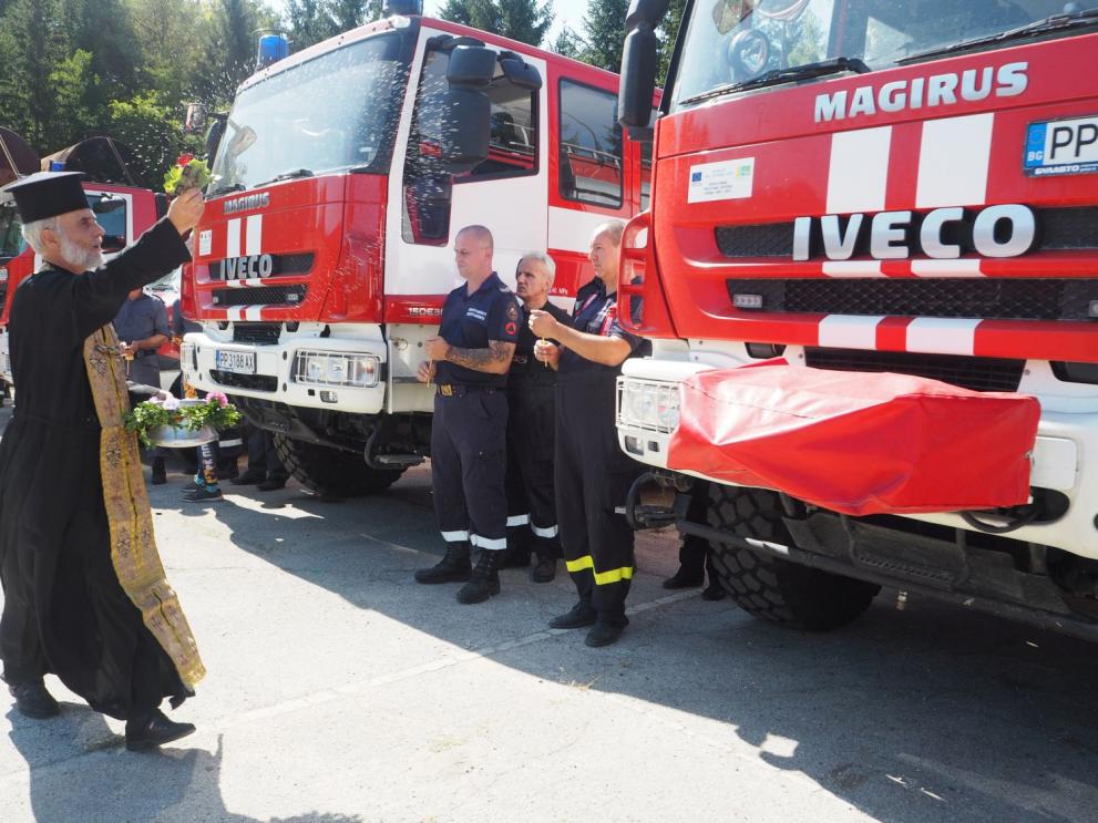 Водосвет за пожарникарите отслужи отец Георги