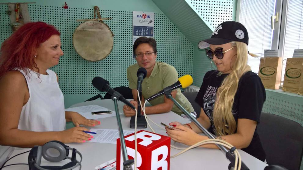 Максим Ешкенази, Невена Пейкова и водещата Искра Койчева в студиото на Дарик радио Пловдив