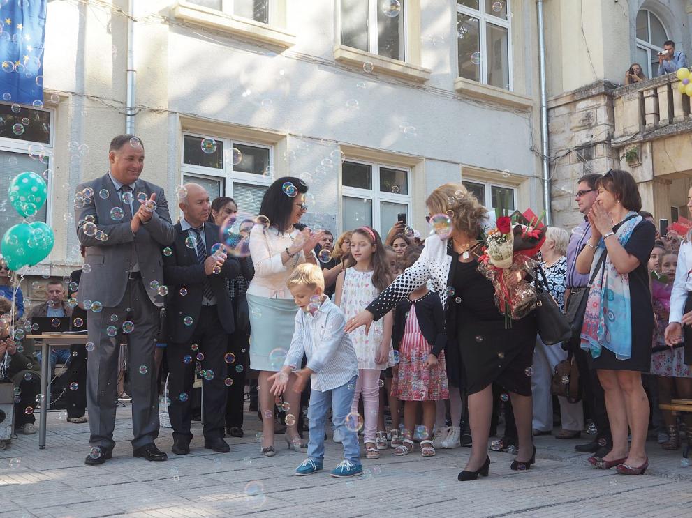 Областният управител и заместниците му бяха гости на седем тържества за първия учебен ден