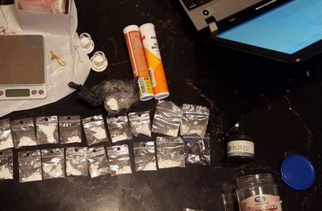 Наркогрупировката бе разбита при акция на антимафиотите. При претърсването в жилищата на заподозрените, полицаите открили кокаин, разпределен на дози и подготвен за пласмент.