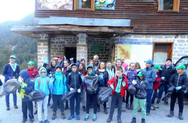 Млади туристи от Гоце Делчев почистиха около Бъндеришките езера в Пирин