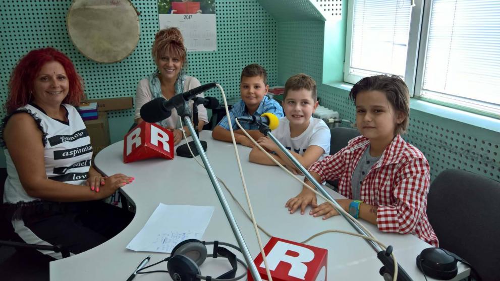 Трио "Омайници" и техният вокален педагог Таня Орманова в студиото на Дарик Пловдив