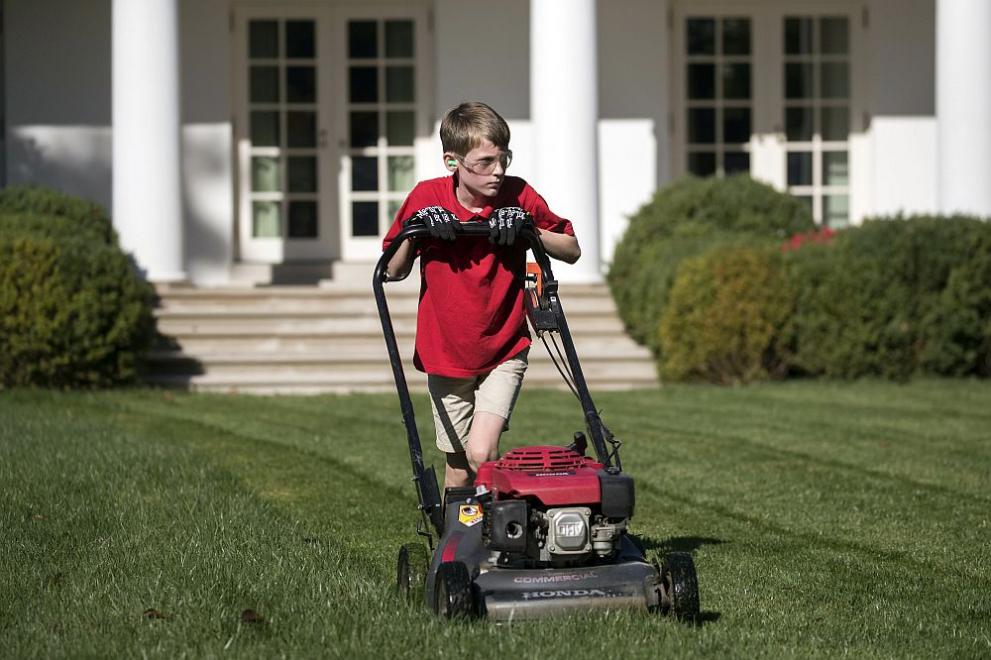  Тръмп сбъдна фантазията на момче, желало да окоси моравата на Белия дом 