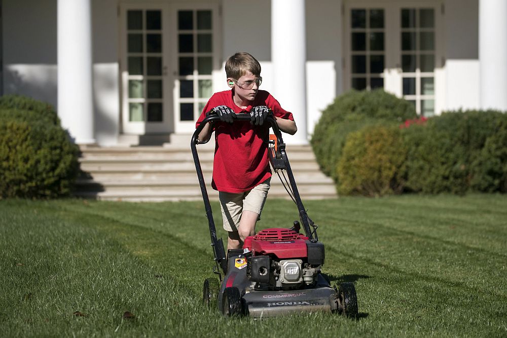 Президентът на САЩ Доналд Тръмп сбъдна мечтата на 11-годишно момче от щата Вирджиния, което предложило доброволно да окоси моравата на Белия дом