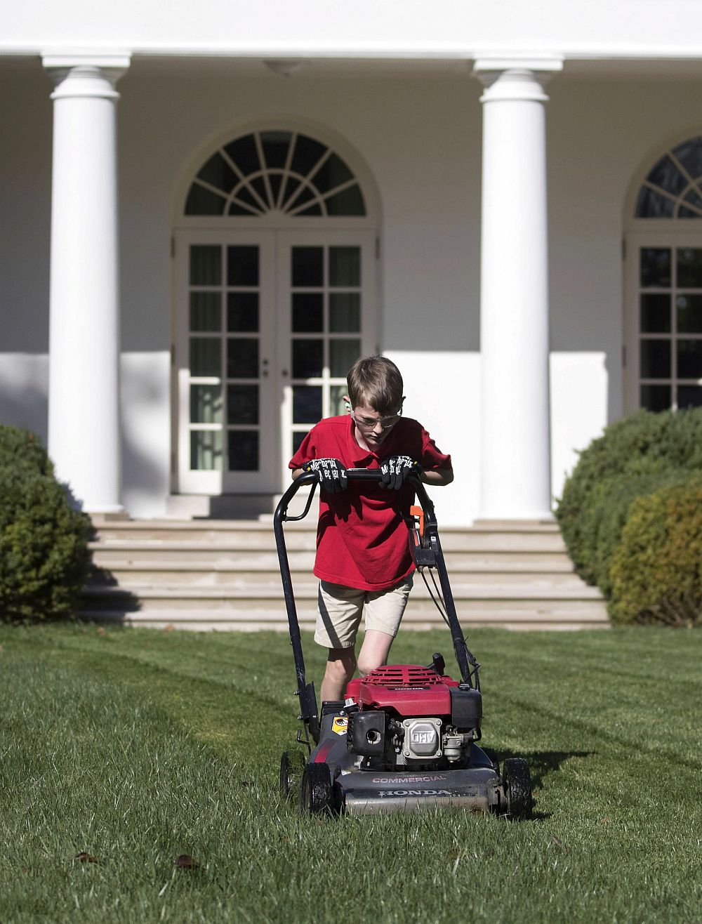 Президентът на САЩ Доналд Тръмп сбъдна мечтата на 11-годишно момче от щата Вирджиния, което предложило доброволно да окоси моравата на Белия дом