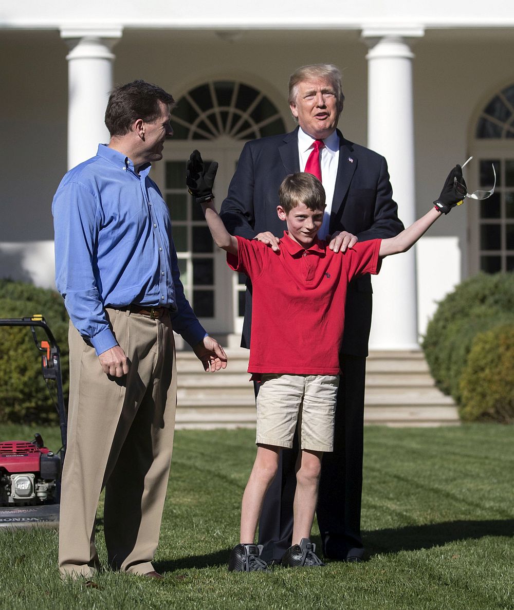 Президентът на САЩ Доналд Тръмп сбъдна мечтата на 11-годишно момче от щата Вирджиния, което предложило доброволно да окоси моравата на Белия дом