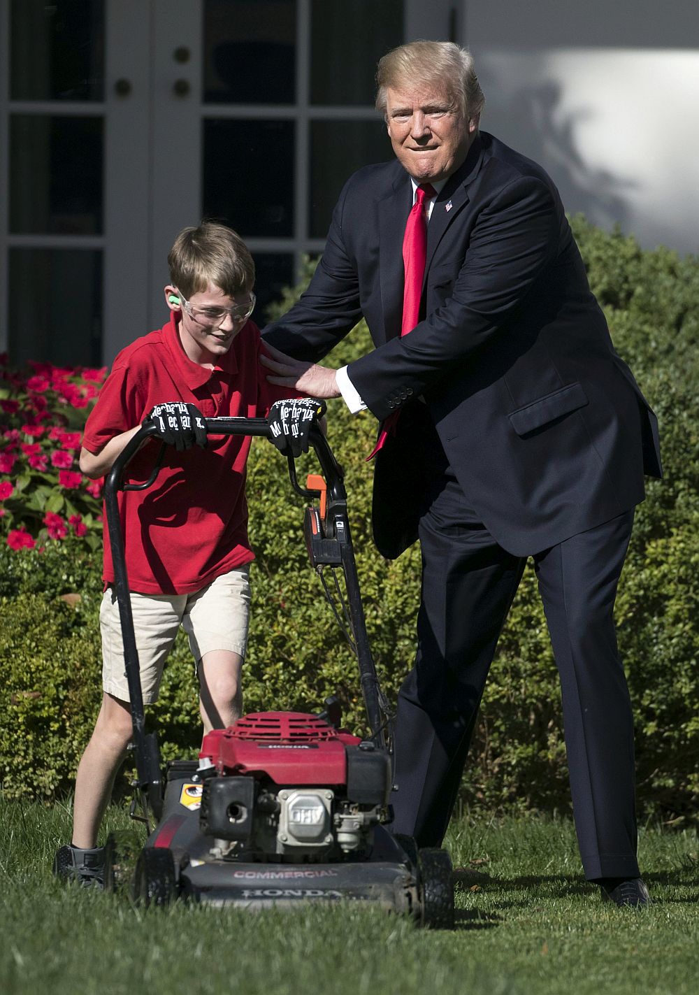 Президентът на САЩ Доналд Тръмп сбъдна мечтата на 11-годишно момче от щата Вирджиния, което предложило доброволно да окоси моравата на Белия дом