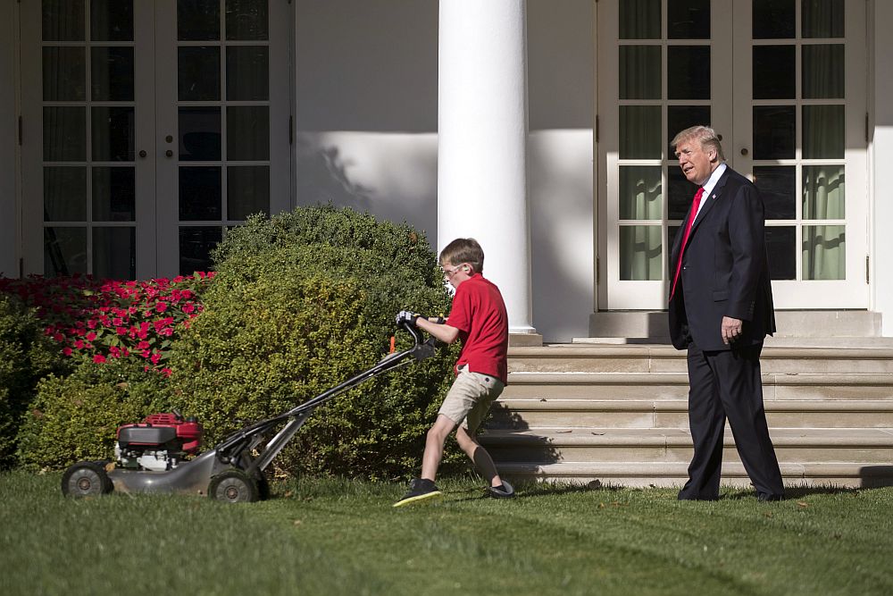 Президентът на САЩ Доналд Тръмп сбъдна мечтата на 11-годишно момче от щата Вирджиния, което предложило доброволно да окоси моравата на Белия дом