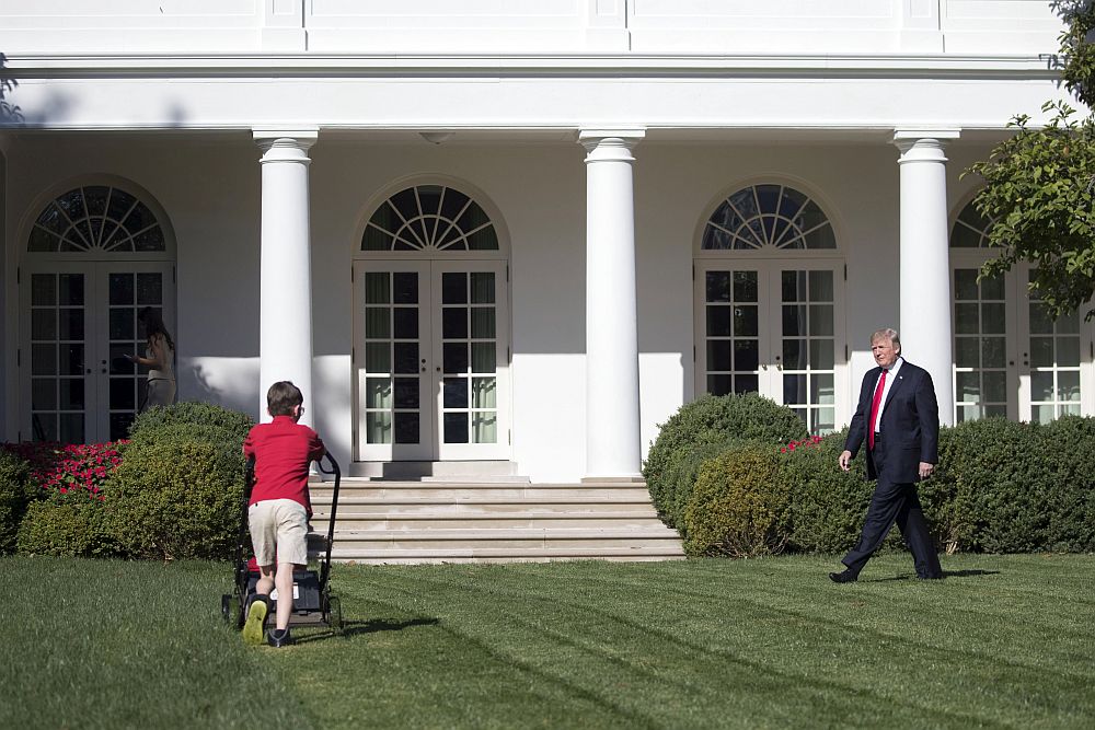 Президентът на САЩ Доналд Тръмп сбъдна мечтата на 11-годишно момче от щата Вирджиния, което предложило доброволно да окоси моравата на Белия дом