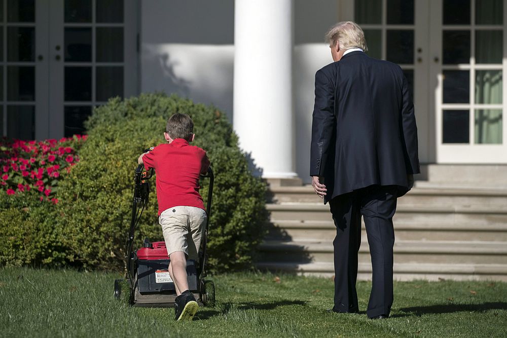 Президентът на САЩ Доналд Тръмп сбъдна мечтата на 11-годишно момче от щата Вирджиния, което предложило доброволно да окоси моравата на Белия дом