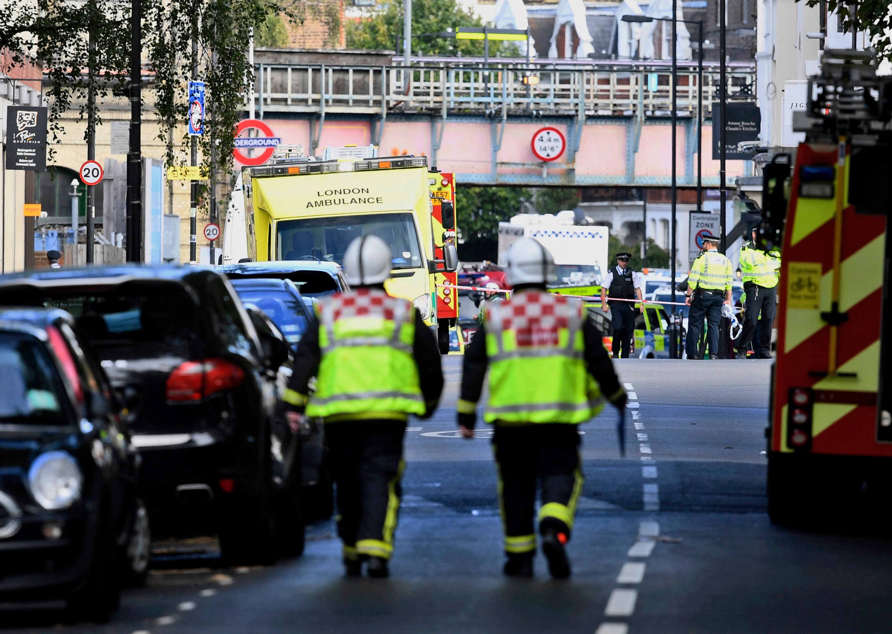 В метрото в английската столица Лондон стана експлозия в петък, предаде агенция Ройтерс. Пострадали са 29 души, сред тях и деца. Взривът избухна в час пик, в 8:20 сутринта, точно, когато учениците отиват на училище. Избухналото самоделно взривно устройство било поставено в бяла кофа в плик близо до вратата на вагон.