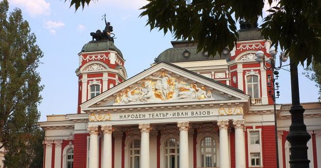 Историята на сградата на Народния театър оживява в снимки Историята