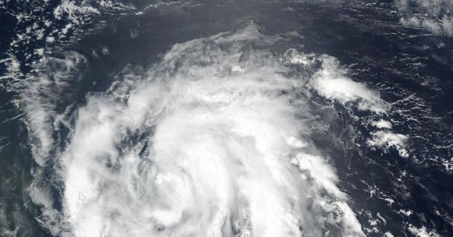 Ураганът Мария вече е буря от втора категория като ветровете