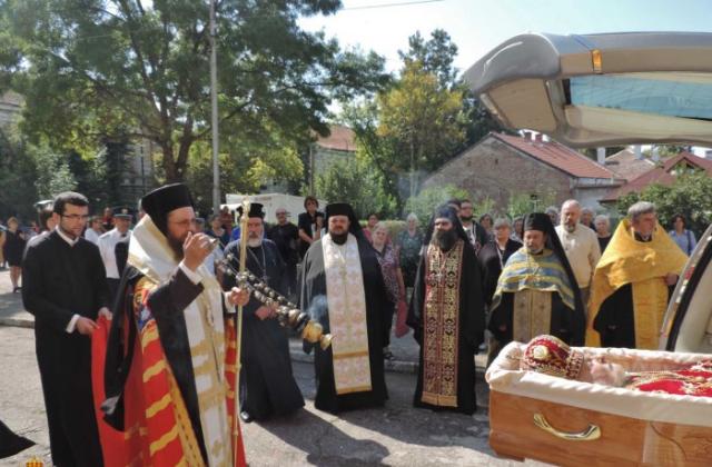 Посрещане на тленните останки на Видинския митрополит Дометиан.