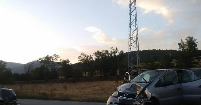 Две жени и две деца са ранени при челен удар