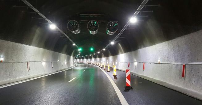 Движението в тръбата на тунел Витиня в посока Варна на