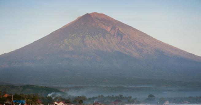 Действащият вулкан Агунг на туристическия остров Бали в Индонезия днес