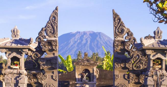 Властите на курортния остров Бали издадоха предупреждение за опасност че